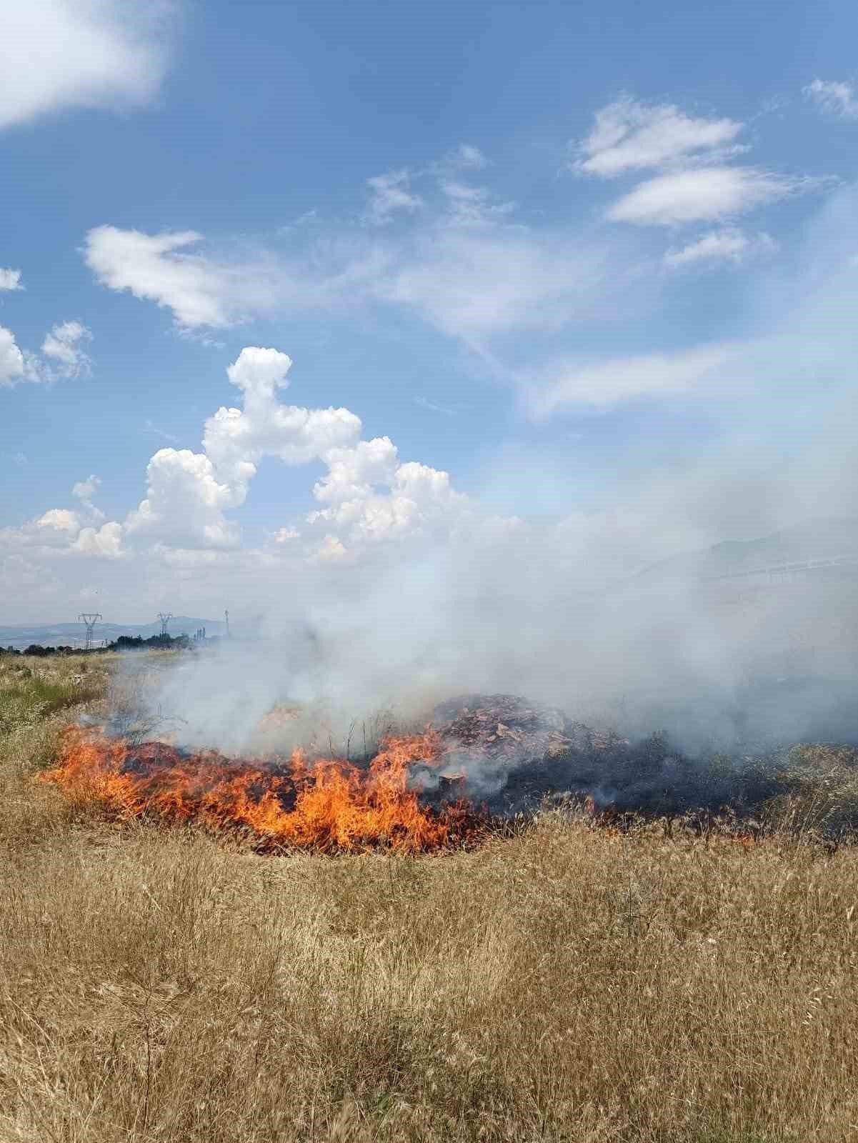 Burdur’da otluk alanda çıkan yangın itfaiye ekiplerinin erken müdahalesi ile söndürüldü