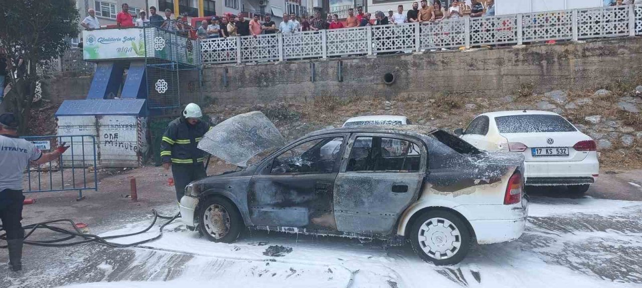 Biga’da seyir halindeki araç alev alev yandı