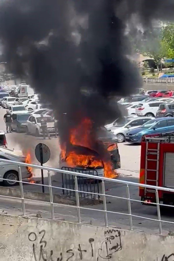 Biga’da seyir halindeki araç alev alev yandı