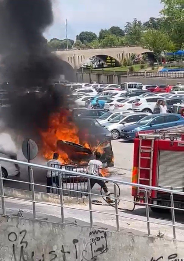 Biga’da seyir halindeki araç alev alev yandı