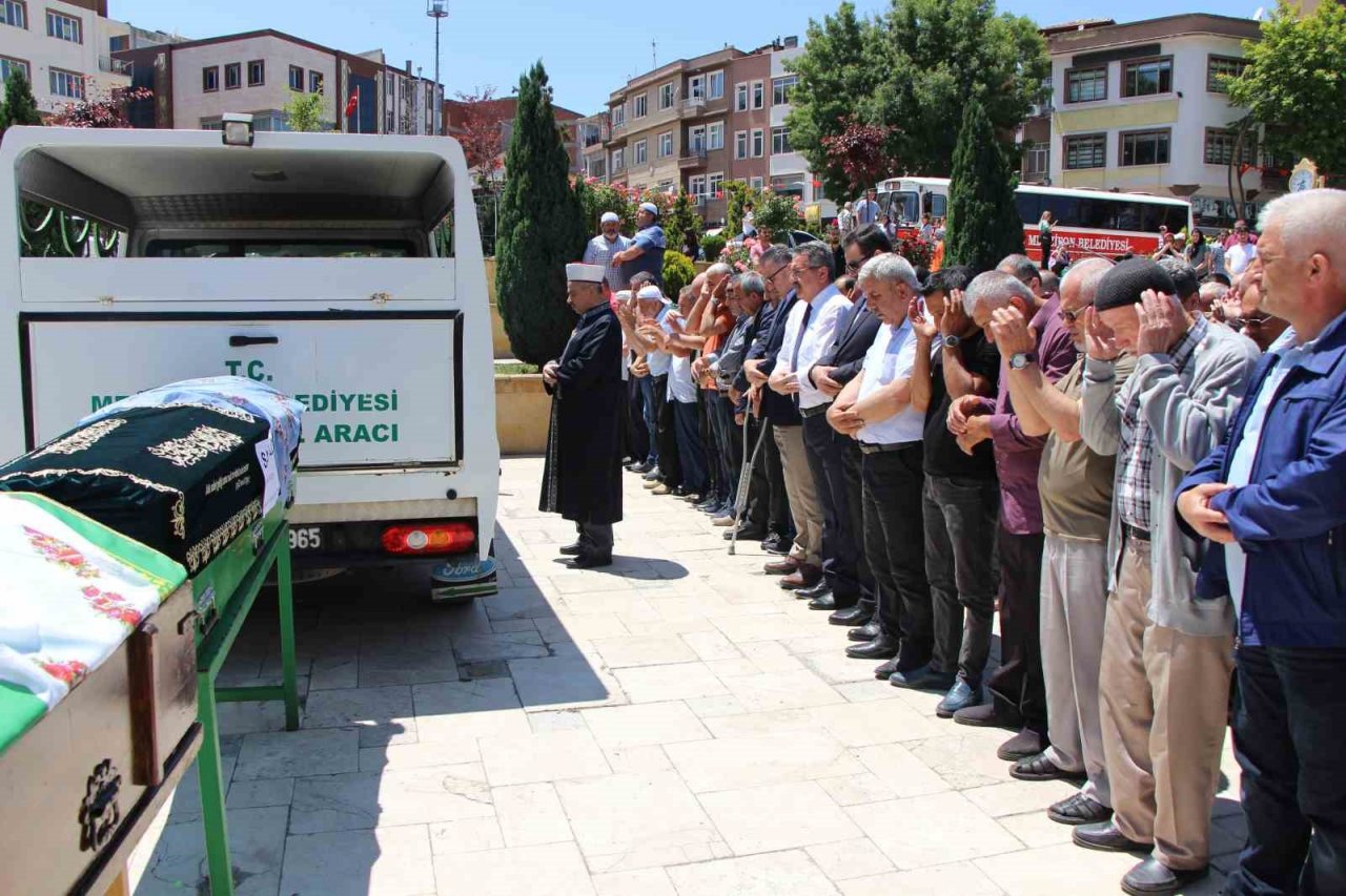 Düğüne giderken feci kazada can veren çift defnedildi: Bir ay sonra kızlarının nişanı olacaktı