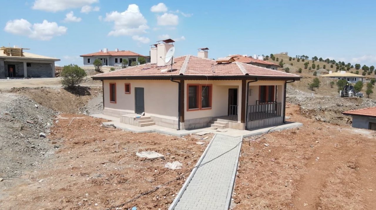 Kahramanmaraş’ın Türkoğlu ilçesindeki 3 köye 92 ev inşa ediliyor