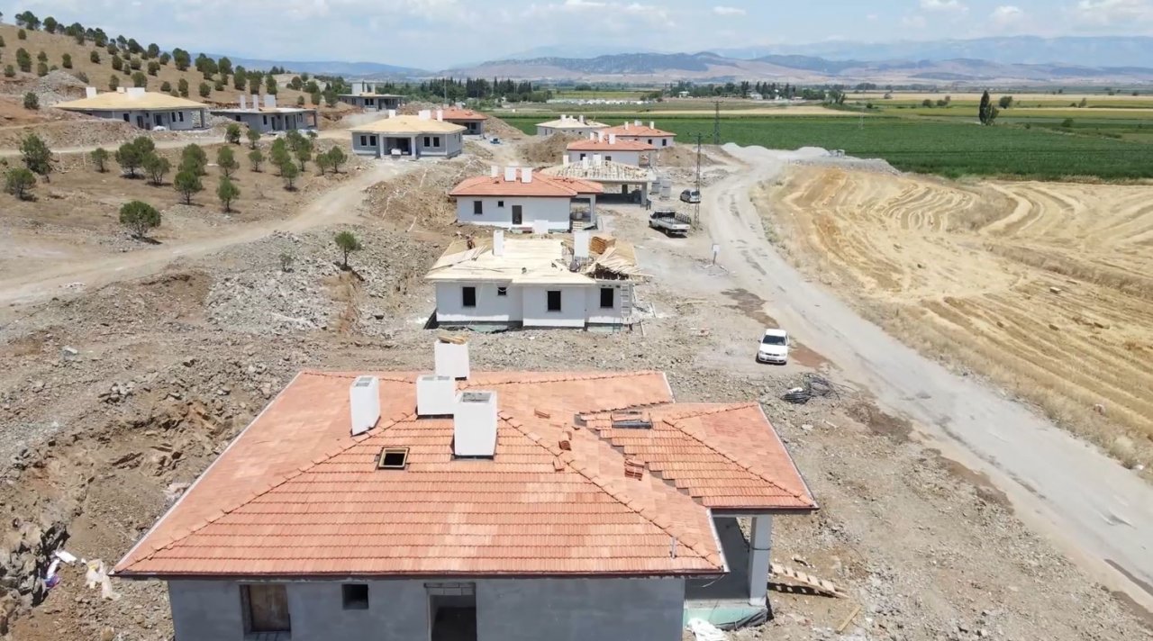 Kahramanmaraş’ın Türkoğlu ilçesindeki 3 köye 92 ev inşa ediliyor