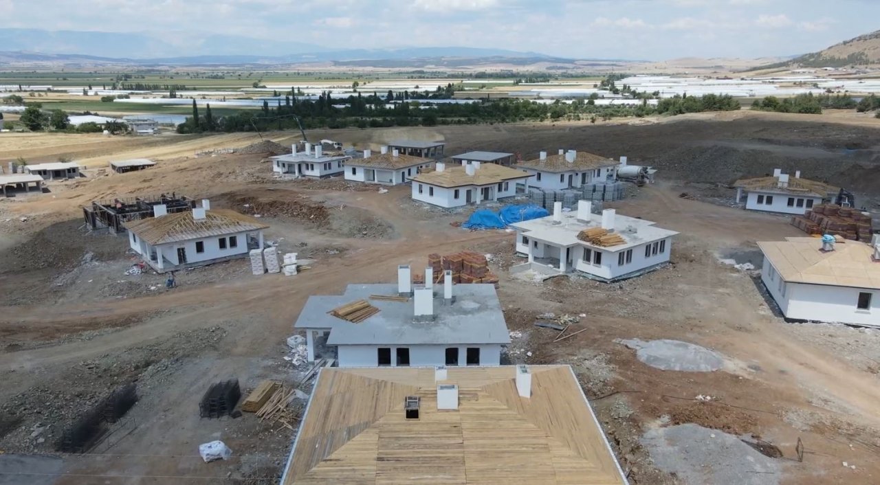 Kahramanmaraş’ın Türkoğlu ilçesindeki 3 köye 92 ev inşa ediliyor
