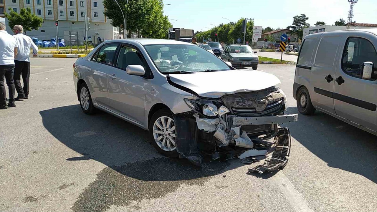 Çorum’da iki otomobil çarpıştı: 1 yaralı