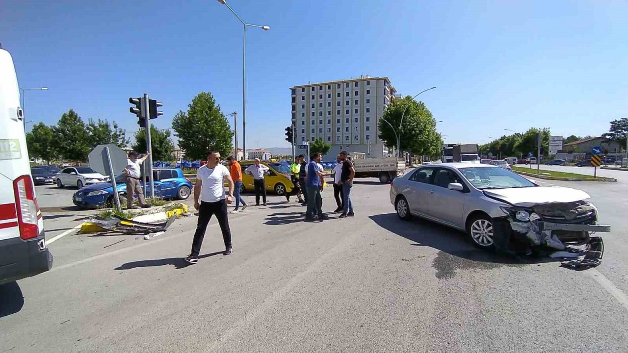 Çorum’da iki otomobil çarpıştı: 1 yaralı