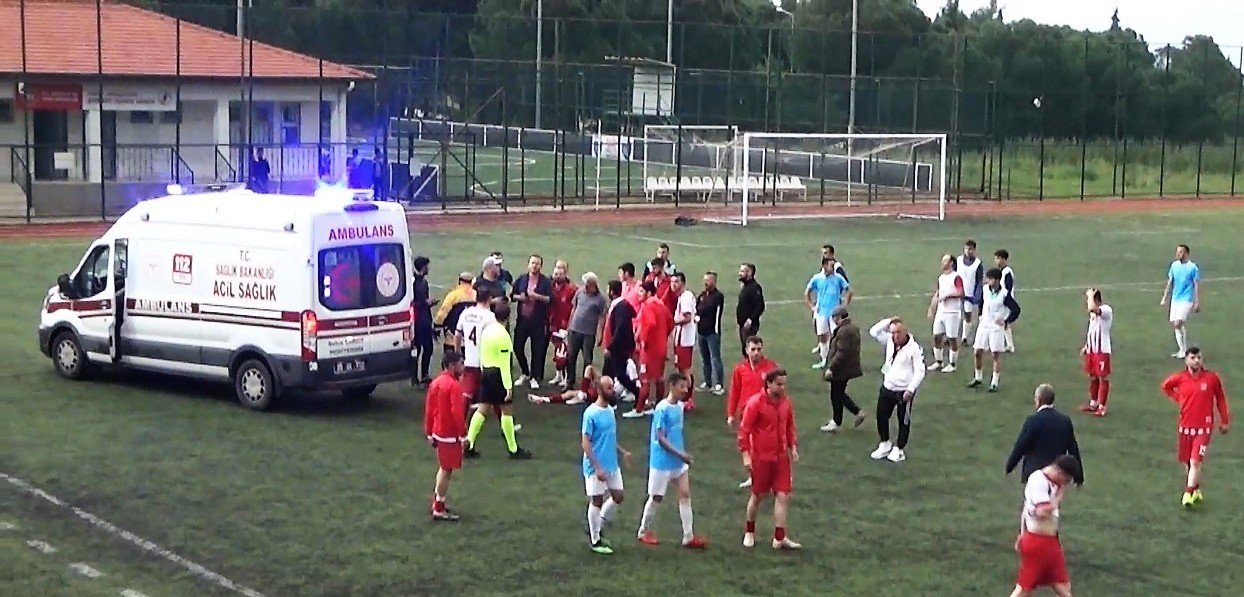 Golü önlemek isteyen kaleci, rakip forvetin ayağını kırdı