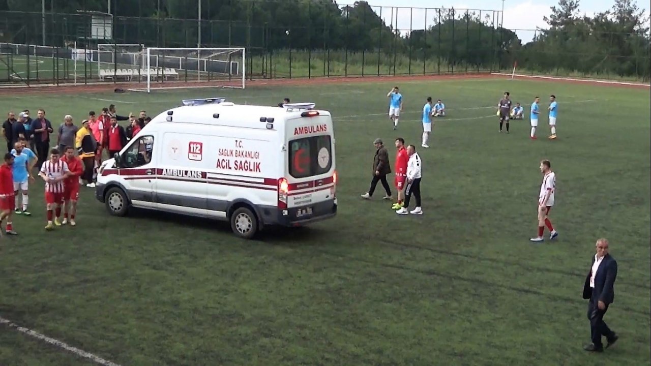 Golü önlemek isteyen kaleci, rakip forvetin ayağını kırdı