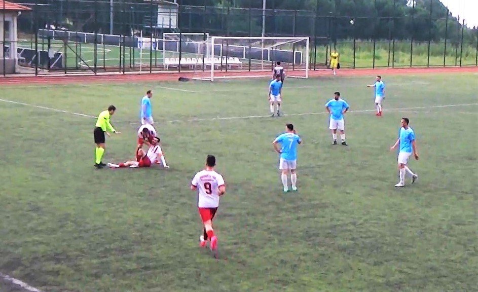 Golü önlemek isteyen kaleci, rakip forvetin ayağını kırdı