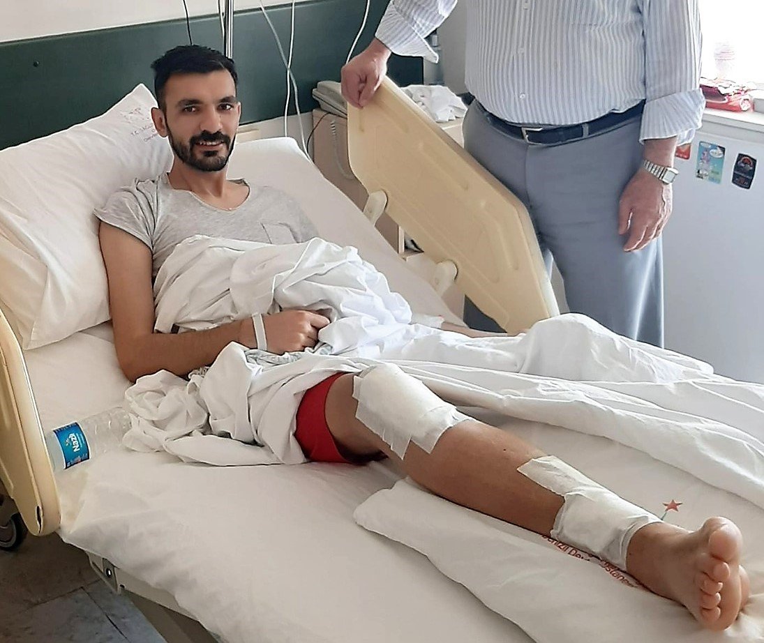 Golü önlemek isteyen kaleci, rakip forvetin ayağını kırdı