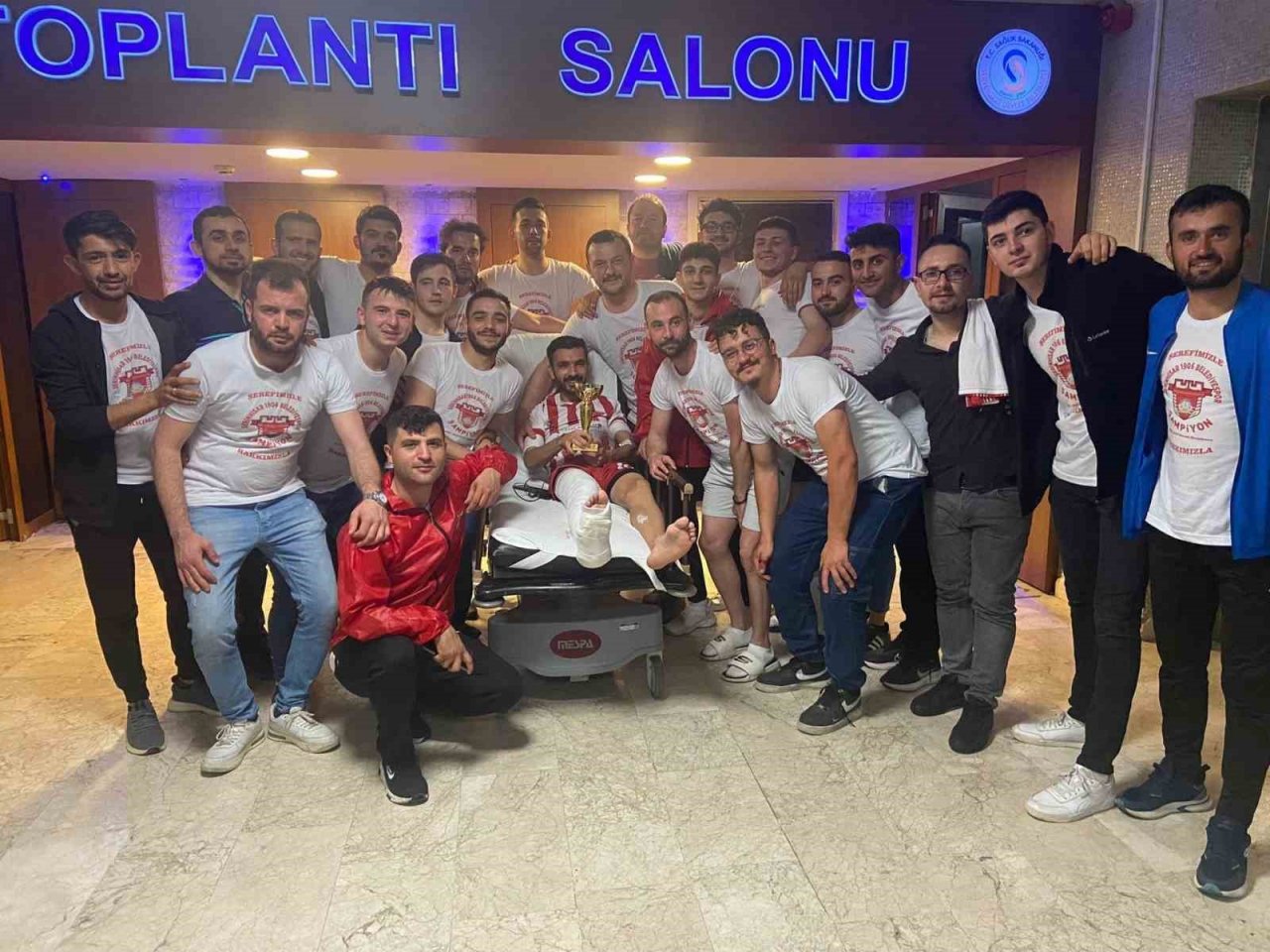 Golü önlemek isteyen kaleci, rakip forvetin ayağını kırdı