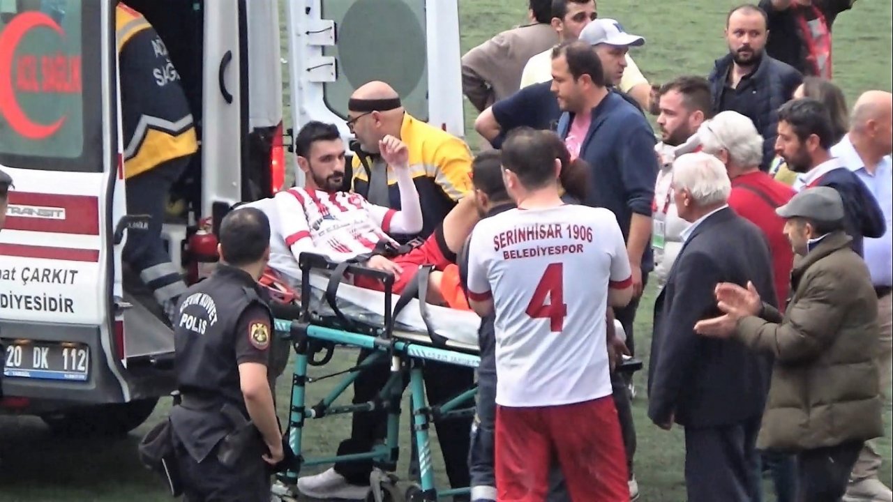 Golü önlemek isteyen kaleci, rakip forvetin ayağını kırdı