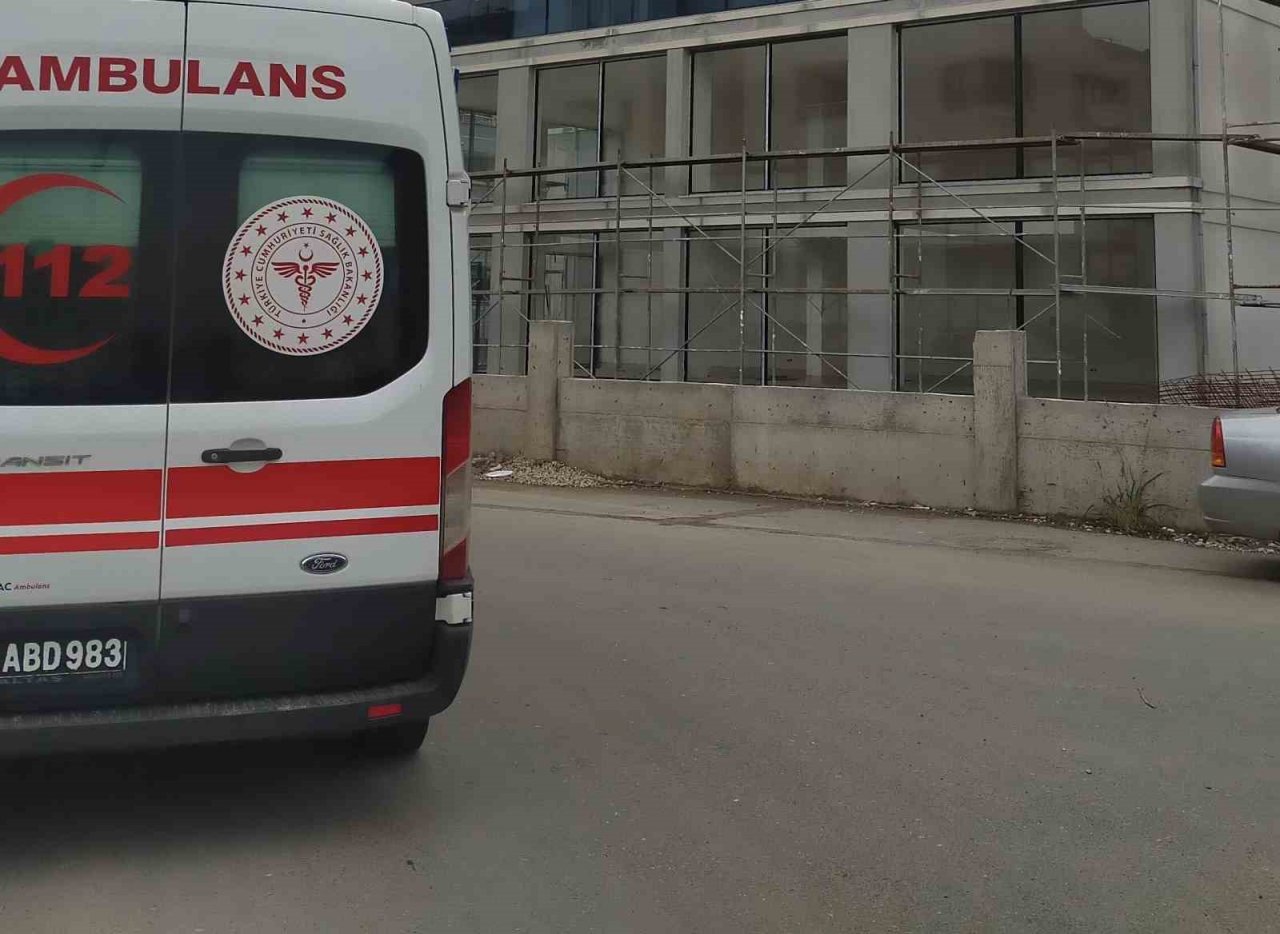 Yıkılan duvarın altında kalan inşaat ustası hayatını kaybetti