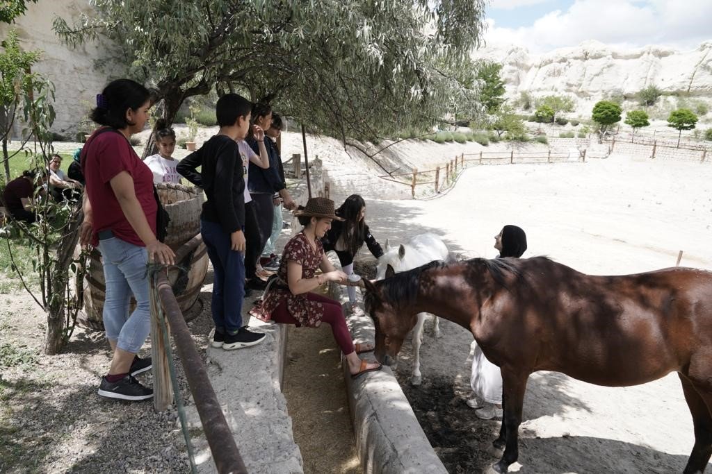 Deprem korkularını ata binerek yendiler
