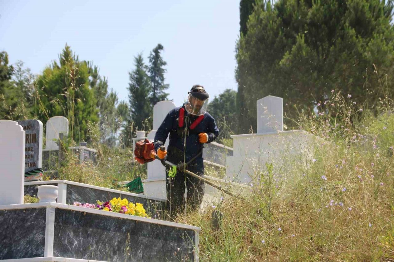 Mezarlıklarda ve camilerde bayram temizliği
