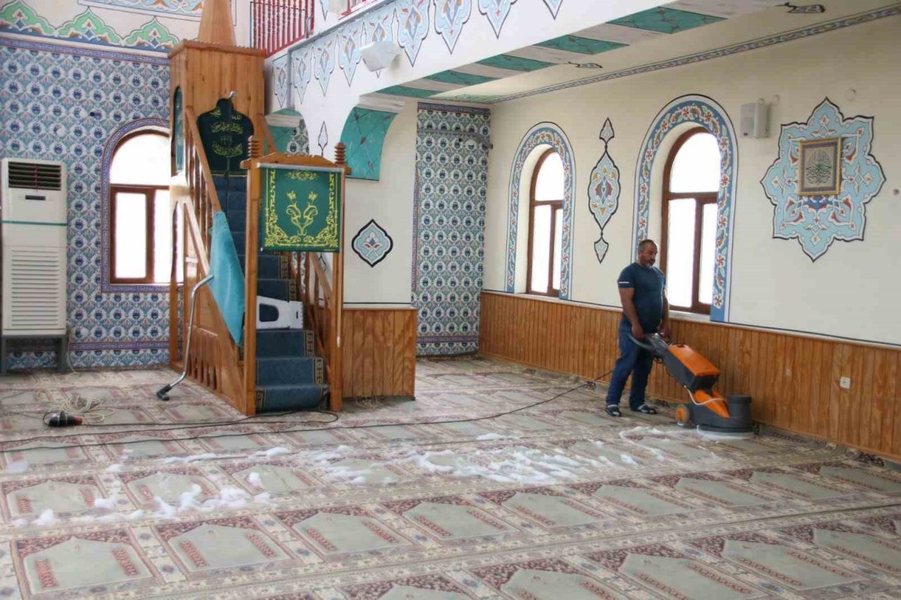 Mezarlıklarda ve camilerde bayram temizliği