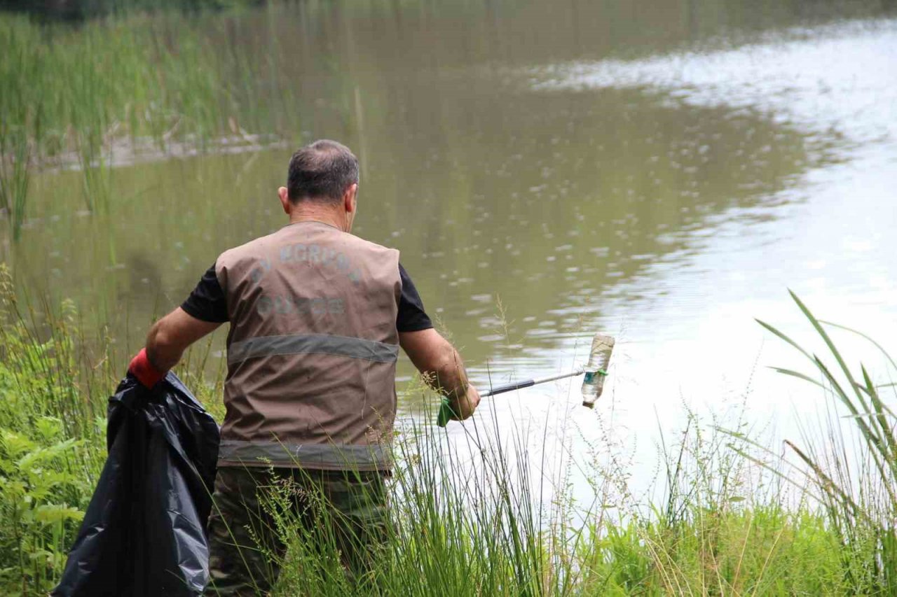 Korunan alanlardan torbalarca çöp toplandı