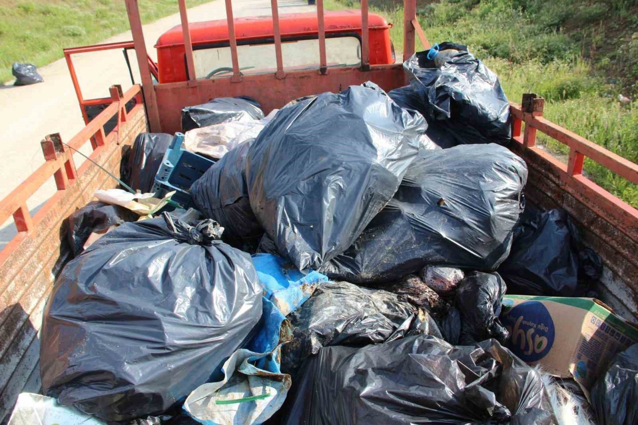 Korunan alanlardan torbalarca çöp toplandı