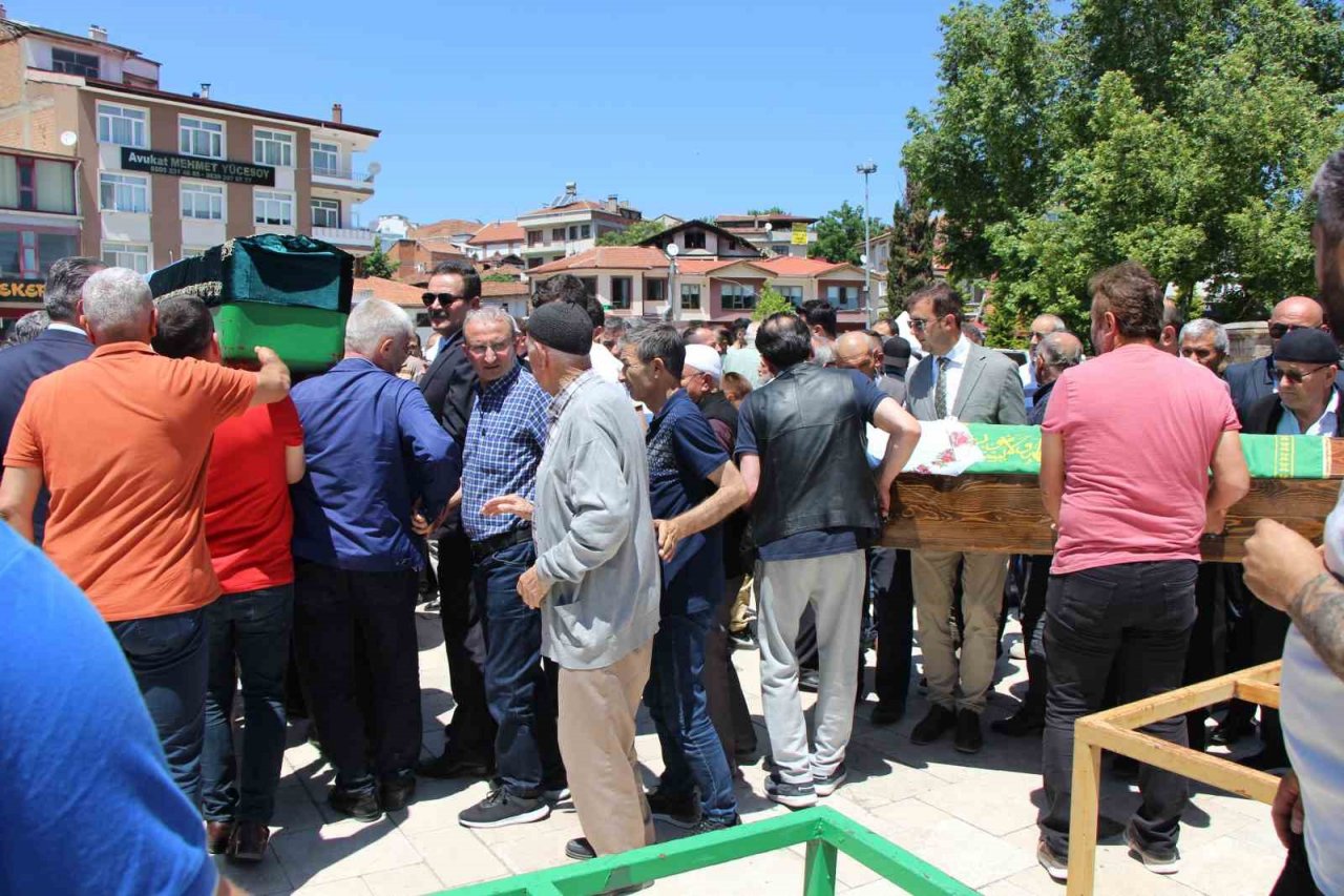 Düğüne giderken feci kazada can veren çift defnedildi: Bir ay sonra kızlarının nişanı olacaktı