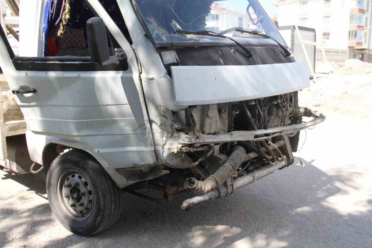 Elazığ’da pikap ile otomobil çarpıştı: 4 yaralı