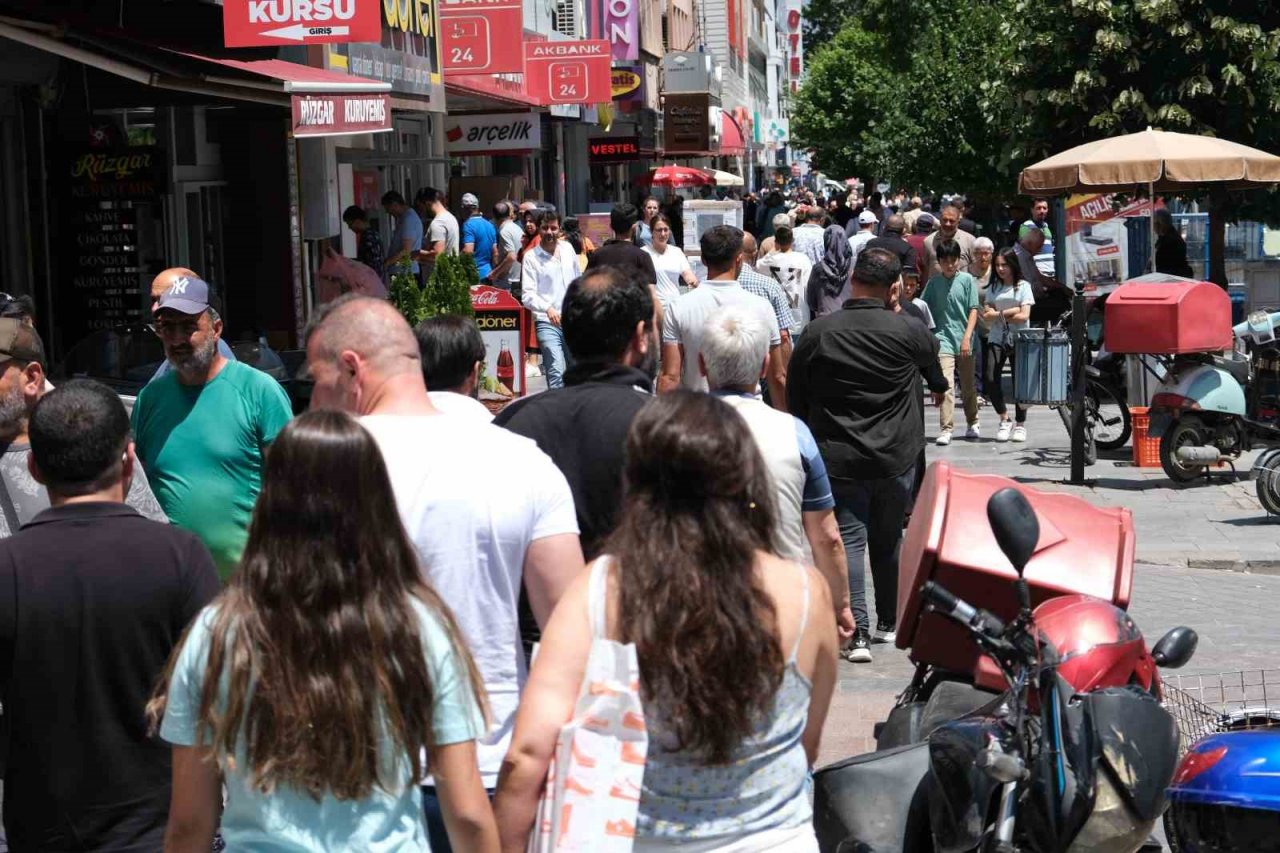 Erzincan’da bayram yoğunluğu gurbetçi akınıyla iki katına çıktı