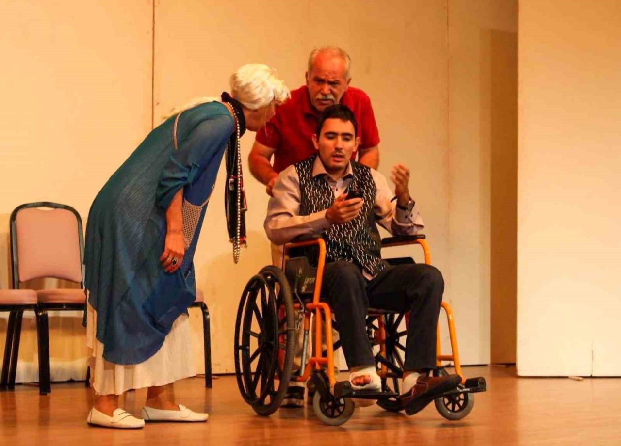 Engelli bireylerin gösterisi ayakta alkışlandı