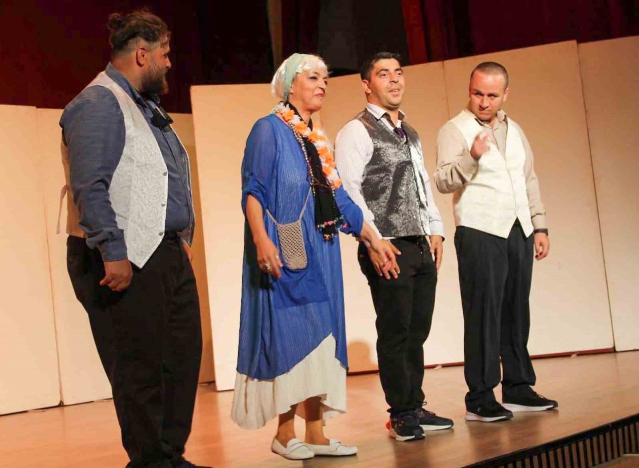 Engelli bireylerin gösterisi ayakta alkışlandı