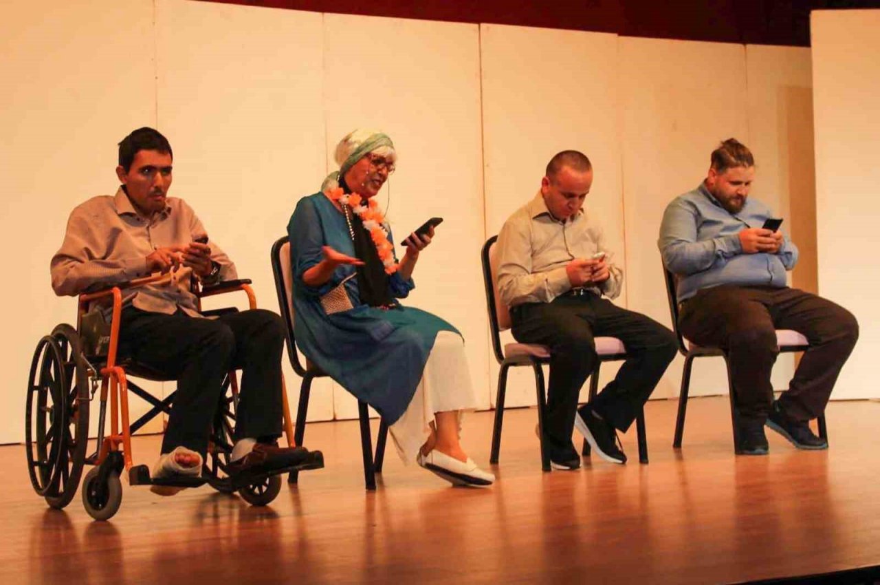 Engelli bireylerin gösterisi ayakta alkışlandı