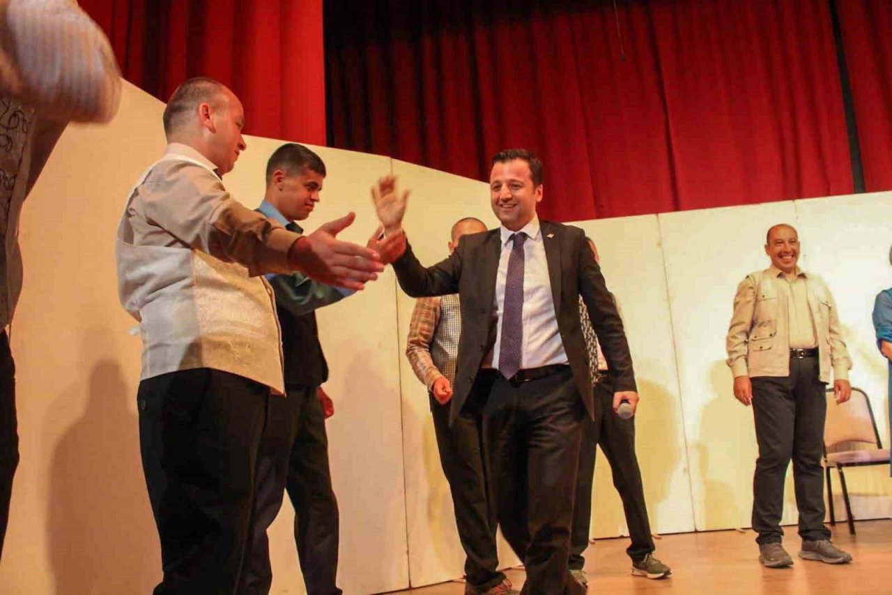 Engelli bireylerin gösterisi ayakta alkışlandı