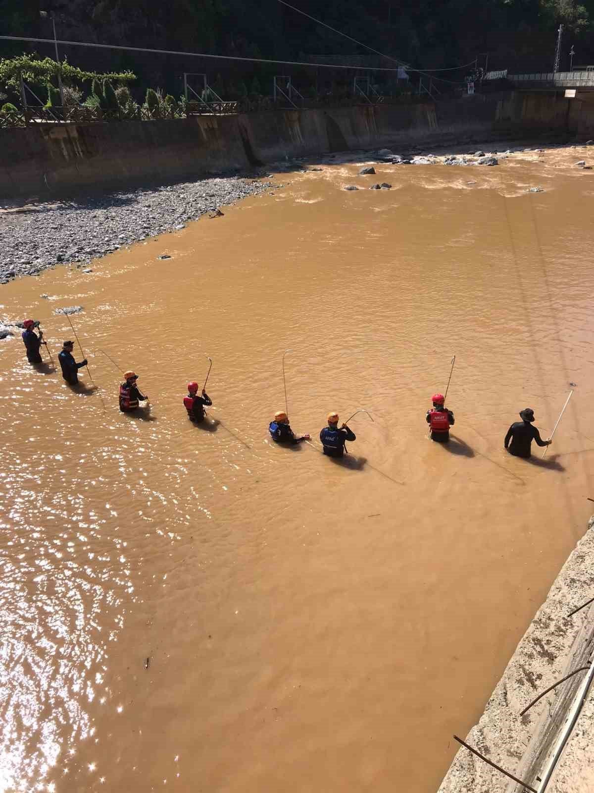 Giresun’un Duroğlu beldesindeki selde kaybolan şahsı arama çalışmaları devam ediyor
