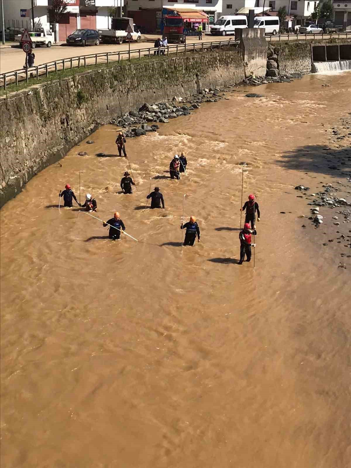 Giresun’un Duroğlu beldesindeki selde kaybolan şahsı arama çalışmaları devam ediyor