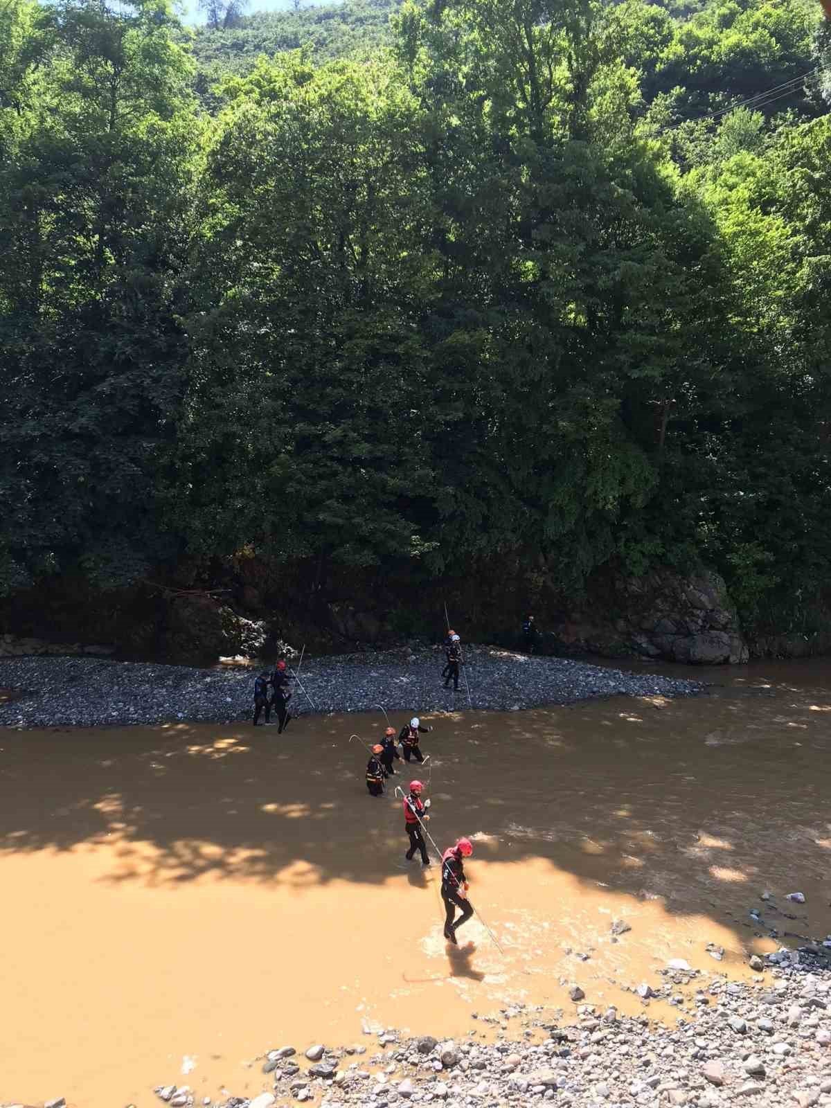 Giresun’un Duroğlu beldesindeki selde kaybolan şahsı arama çalışmaları devam ediyor