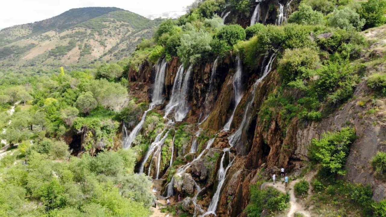 Gurbetçilerinde gelmesiyle Girlevik Şelalesinde yoğunluk arttı