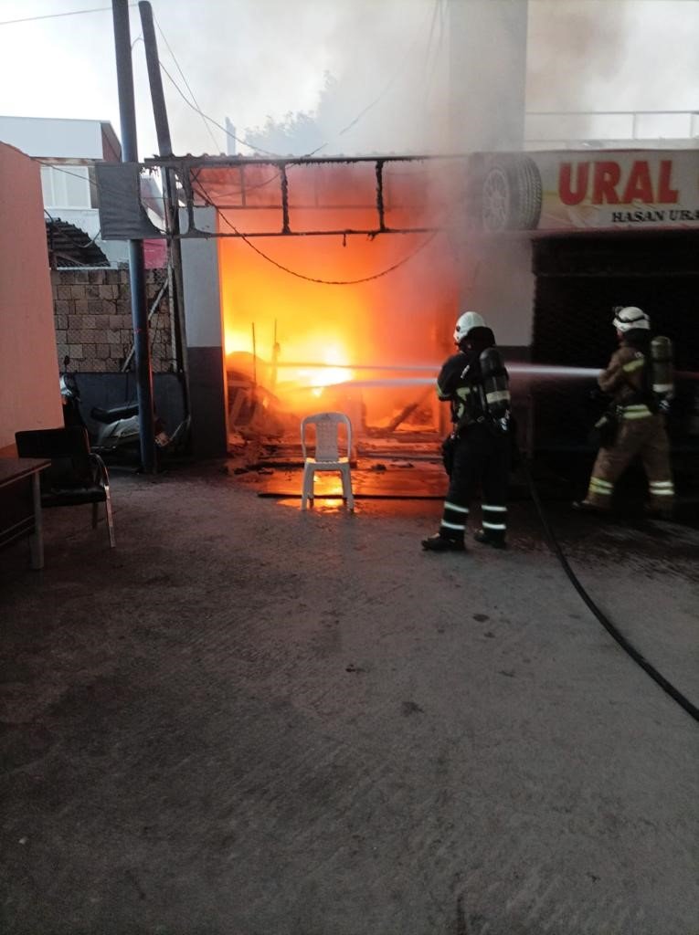 İşyerinde çıkan yangın itfaiye ekipleri tarafından söndürüldü