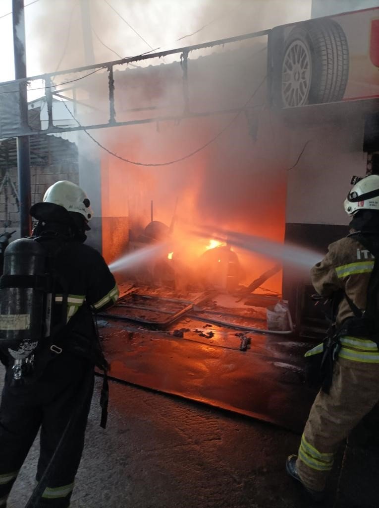 İşyerinde çıkan yangın itfaiye ekipleri tarafından söndürüldü