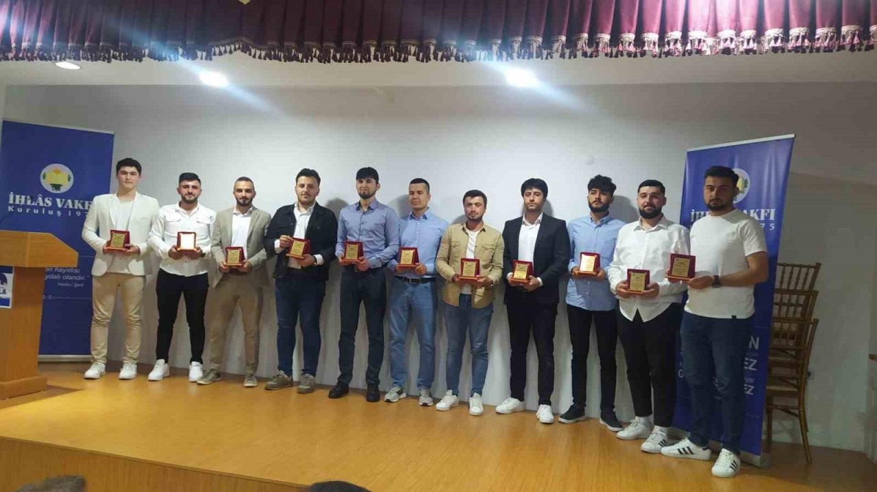 İhlas Vakfı Sıla Öğrenci Yurdunda mezuniyet sevinci