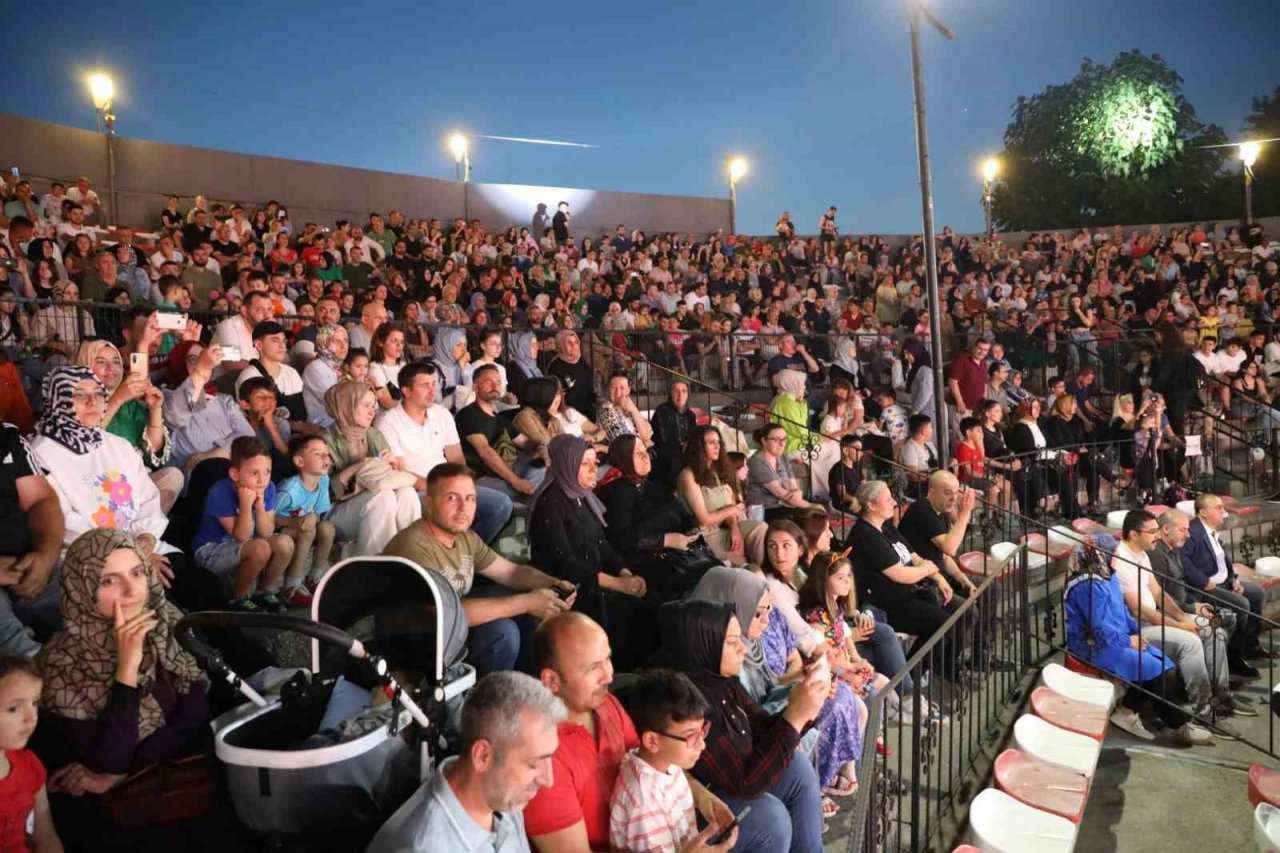 İnegöl Belediyesi Halk Dansları Topluluğundan muhteşem gece
