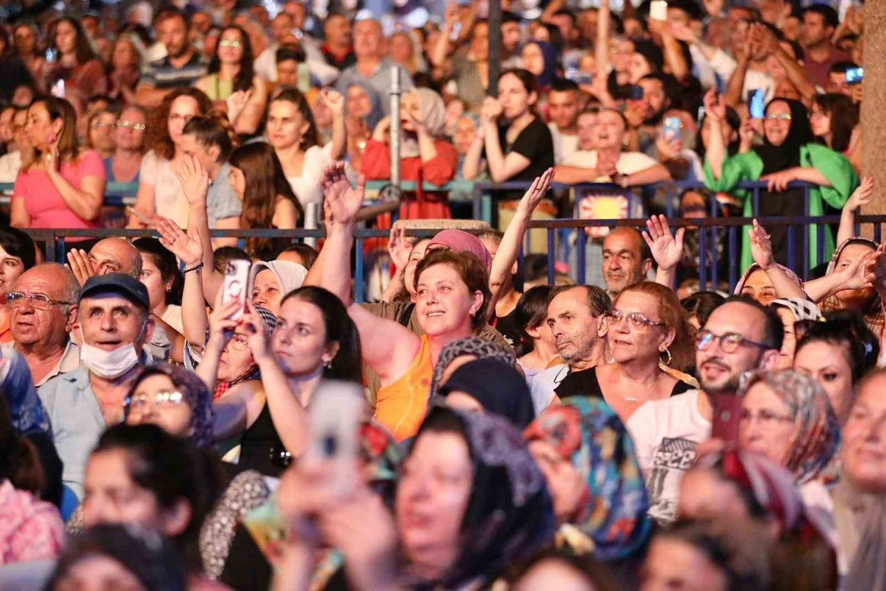 Uluslararası Bergama Festivalinin finaline Muazzez Ersoy damgası
