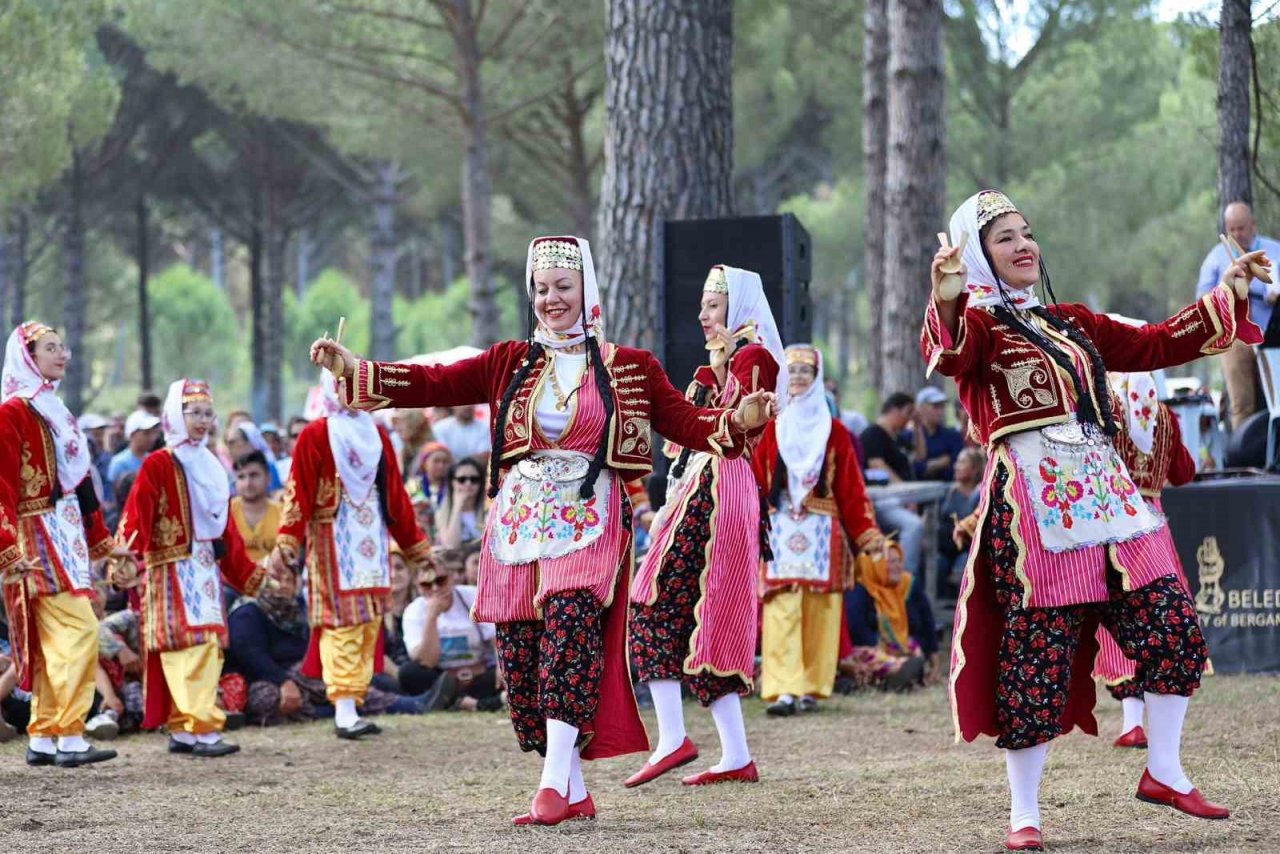 Uluslararası Bergama Festivalinin finaline Muazzez Ersoy damgası