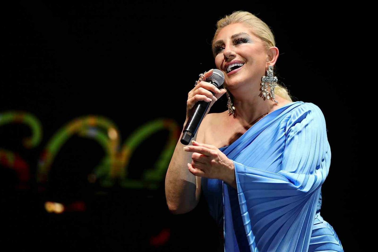 Uluslararası Bergama Festivalinin finaline Muazzez Ersoy damgası