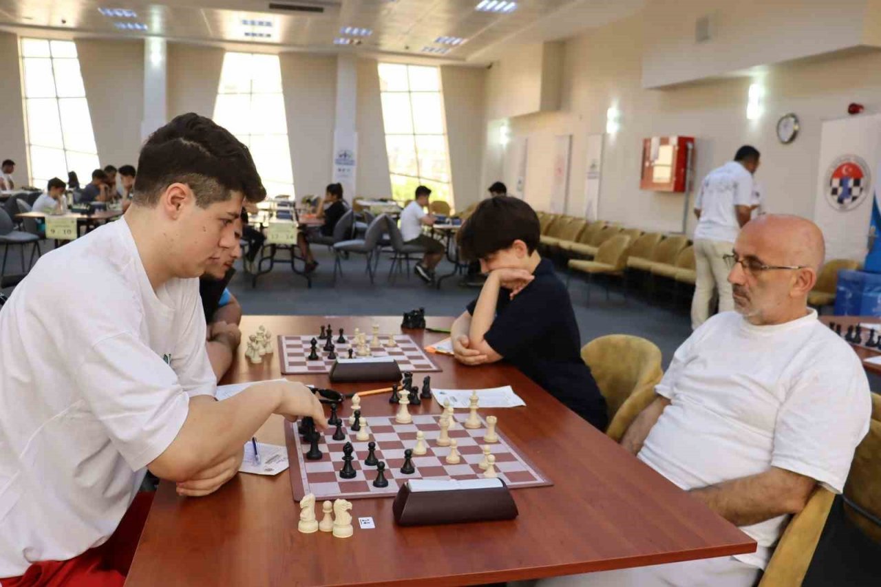 Kurtuluş Kupası Satranç Turnuvasında kıyasıya mücadele