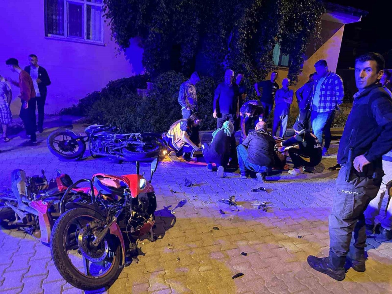 Kağızman’da 2 motosiklet kafa kafaya çarpıştı: 2 ağır yaralı