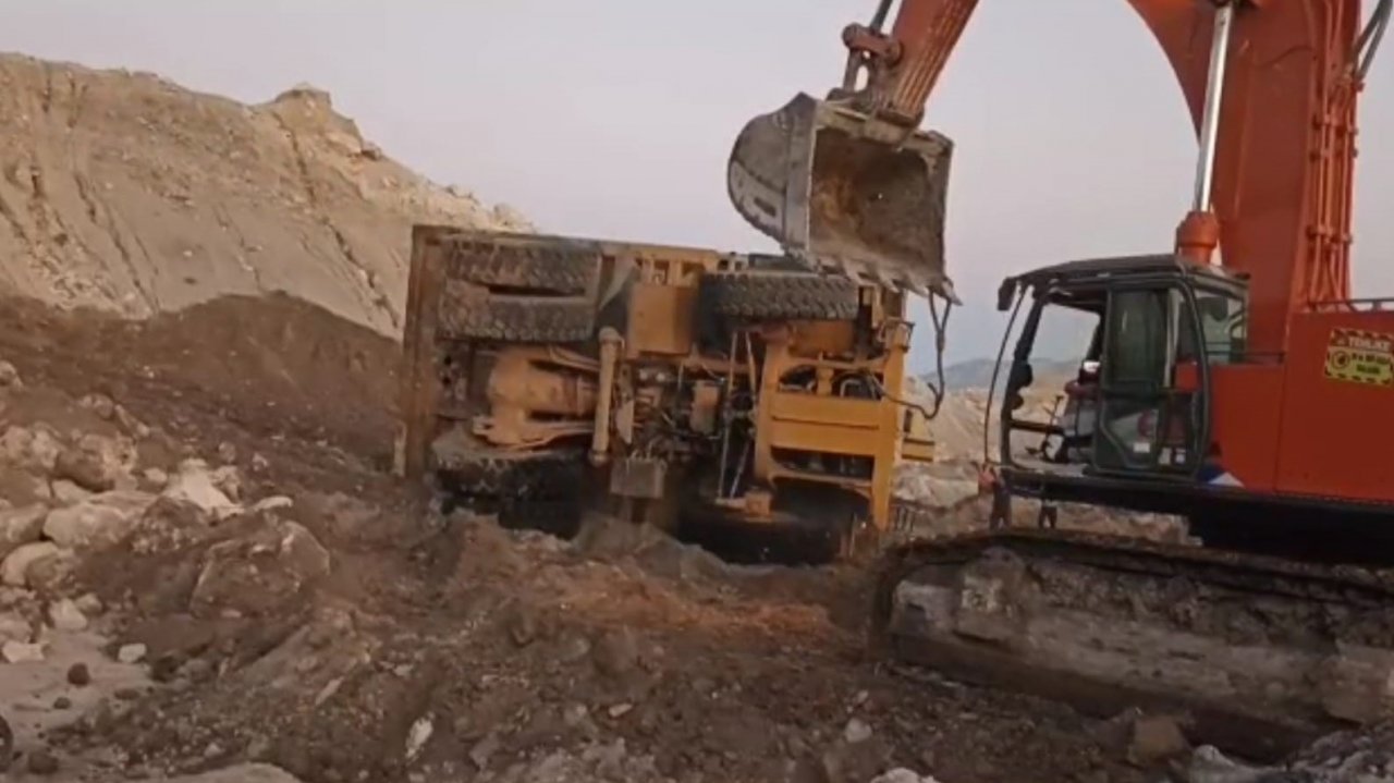 Zemin kaydı dev kamyon devrilip yandı, sürücü yaralı kurtuldu