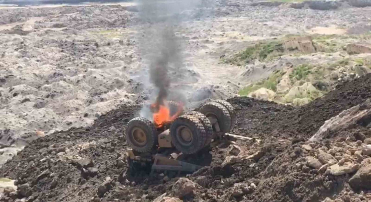 Zemin kaydı dev kamyon devrilip yandı, sürücü yaralı kurtuldu