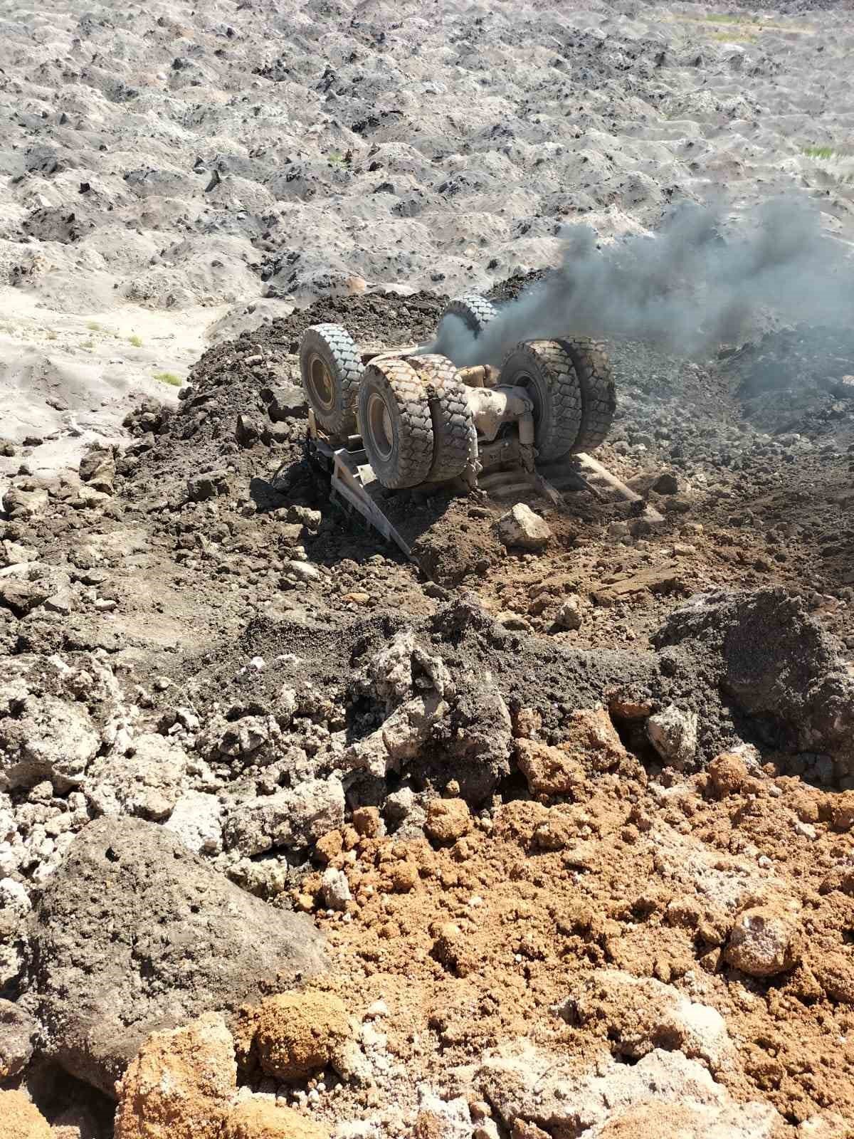 Zemin kaydı dev kamyon devrilip yandı, sürücü yaralı kurtuldu