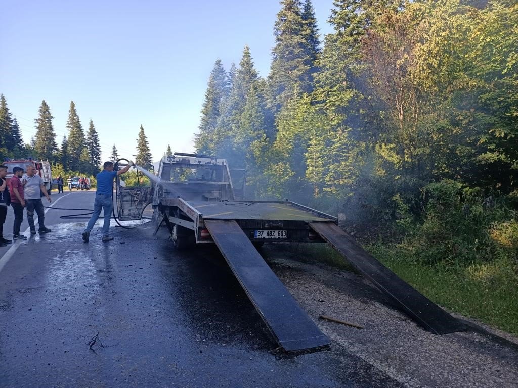 Seyir halindeki çekici alev alev yandı
