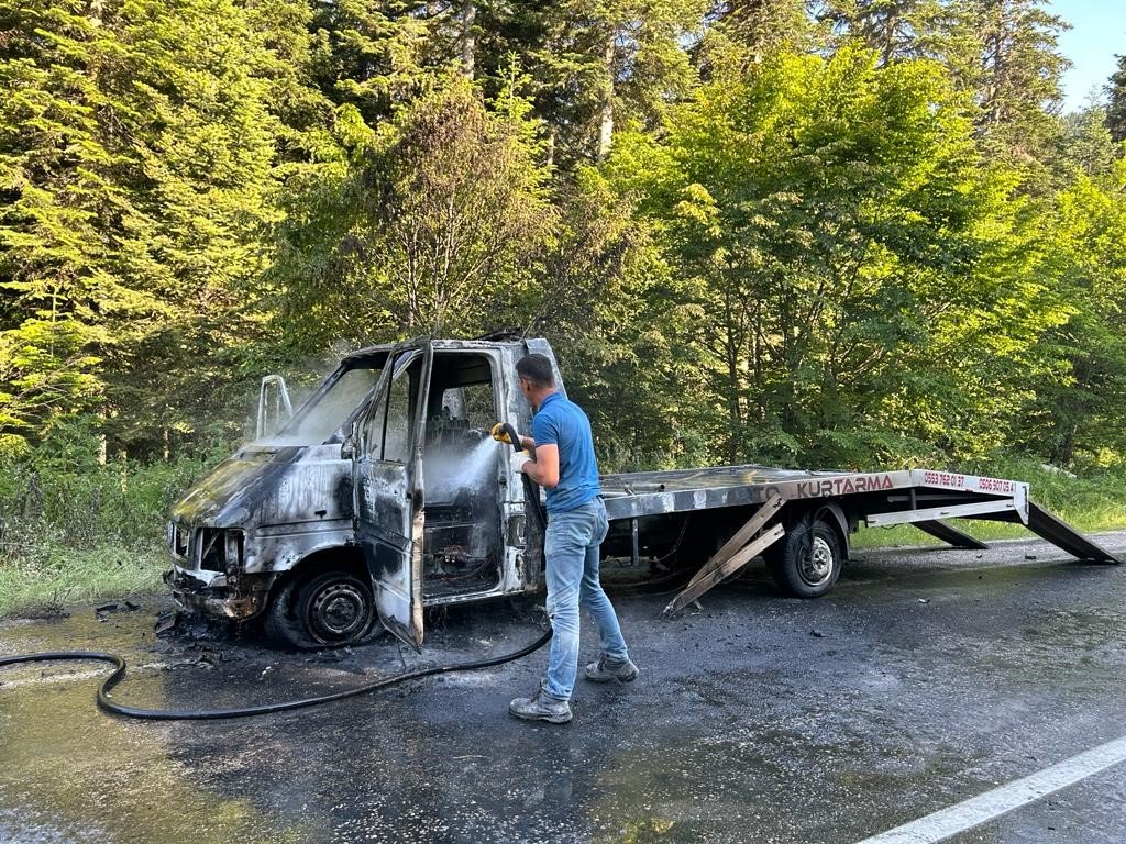 Seyir halindeki çekici alev alev yandı