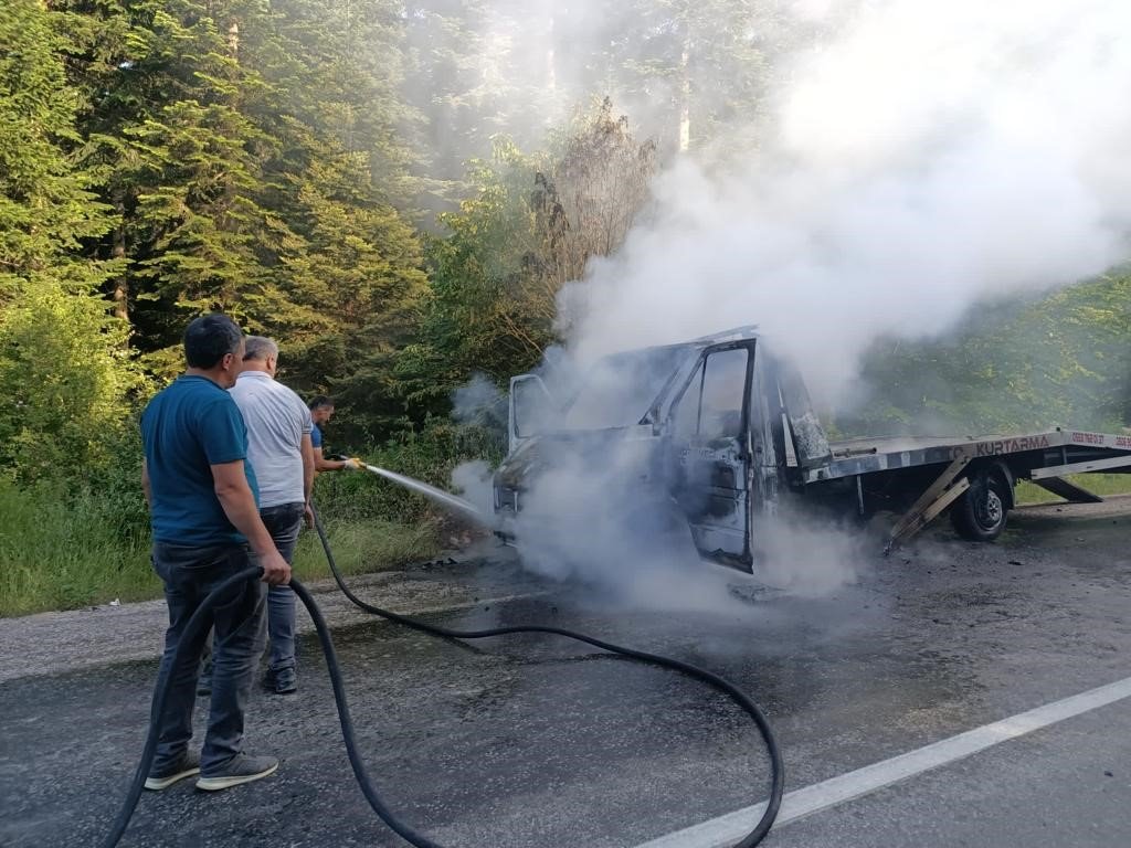 Seyir halindeki çekici alev alev yandı
