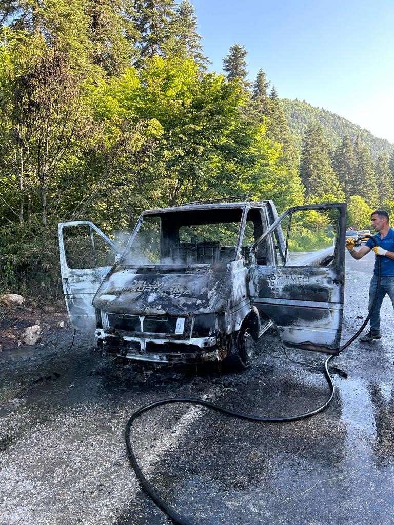 Seyir halindeki çekici alev alev yandı