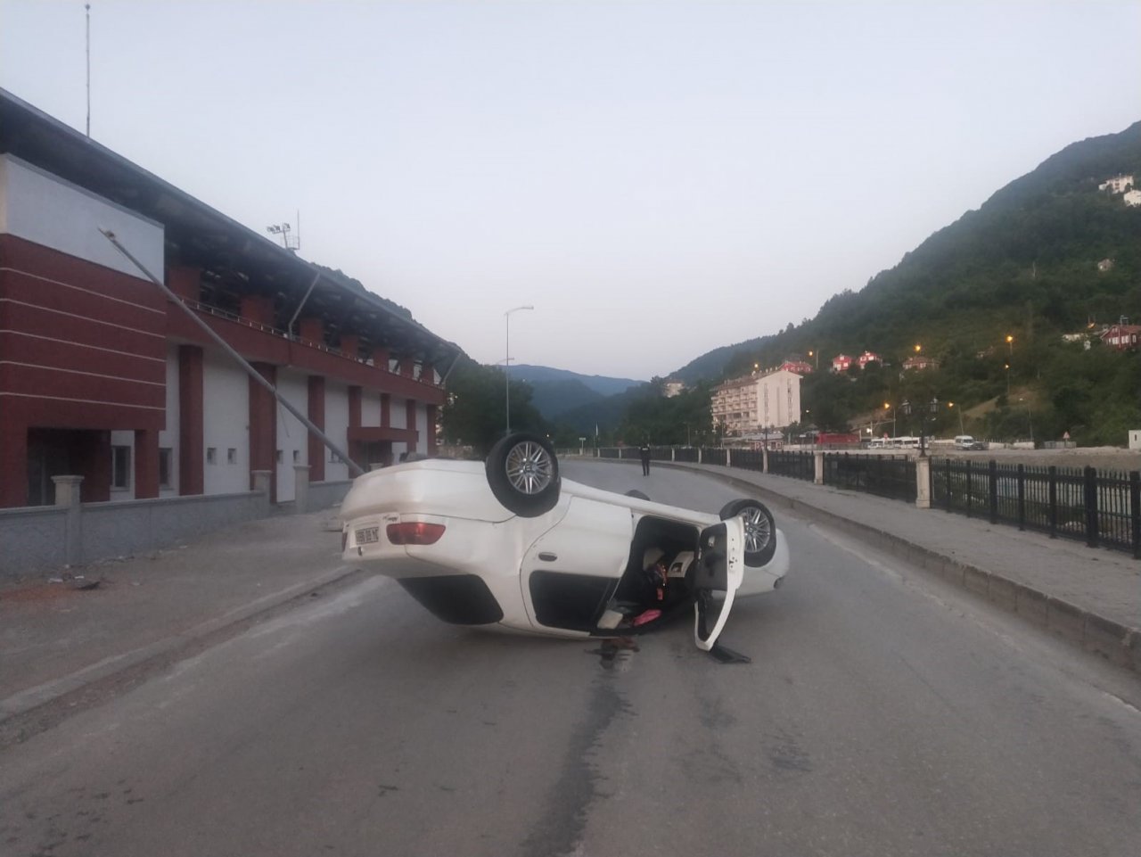 Takla atan otomobildeki 4 kişi yaralandı